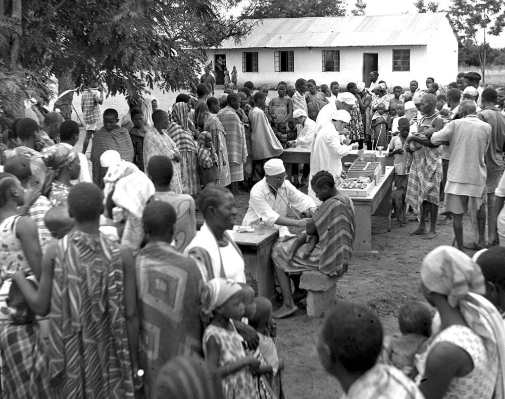 ↑1969年2月，中国医疗队到坦桑尼亚穆索马一偏僻山村开展巡回医疗。新华社发（中国医疗队供图）