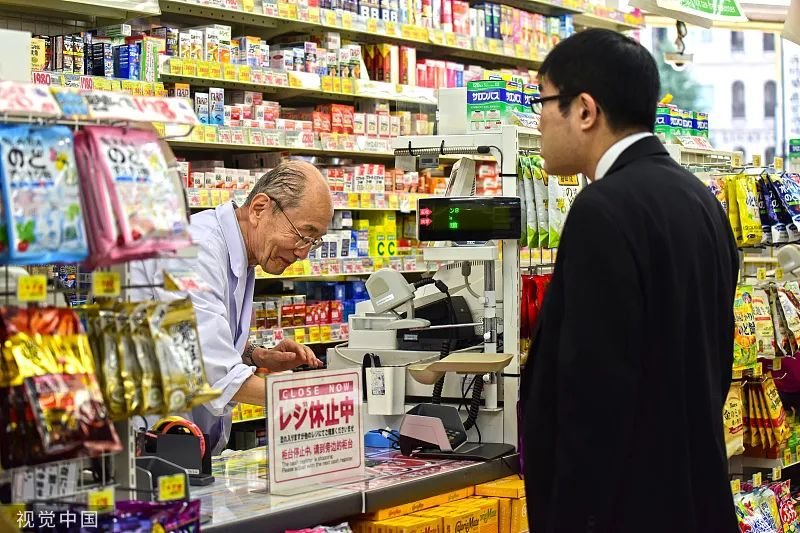 日本老人从事收银工作。/视觉中国