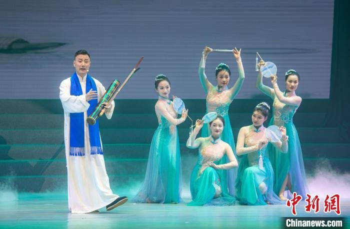 “梅花奖”“文华表演奖”“白玉兰主角奖”获得者李政成演绎扬剧《板桥道情》。 龚春海 摄