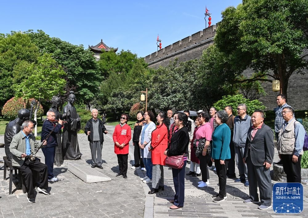 2023年5月12日,西安市清风合唱团在西安城墙下的环城公园演唱歌曲