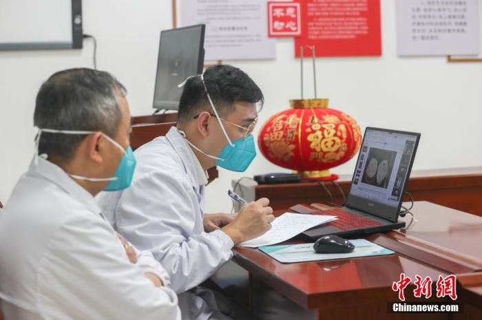 资料图：图为两位急诊科医生在ICU会议室内参与远程会诊。(图文无关) 刘力鑫 摄