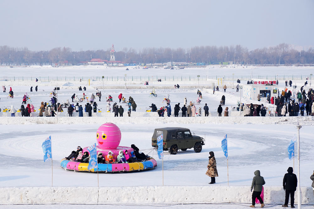 在黑龙江省哈尔滨松花江冰雪嘉年华园区，游客在体验冰雪娱乐项目（1月22日摄）。 新华社记者 王建威 摄