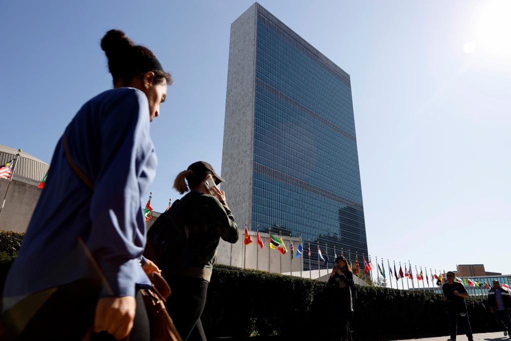 2019年10月14日，人们从位于纽约的联合国总部前走过。新华社记者 李木子 摄