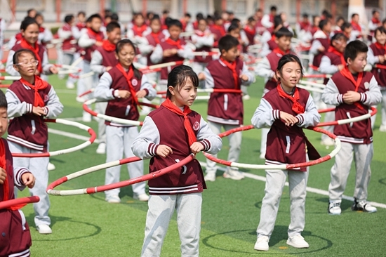 4月27日，江苏省连云港市，罗阳中心小学学生在大课间练习呼啦圈。视觉中国供图（资料图片）