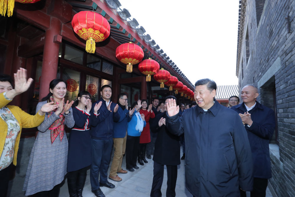 2019年2月1日，習近平來到北京前門東區草廠四條胡同看望慰問群眾。