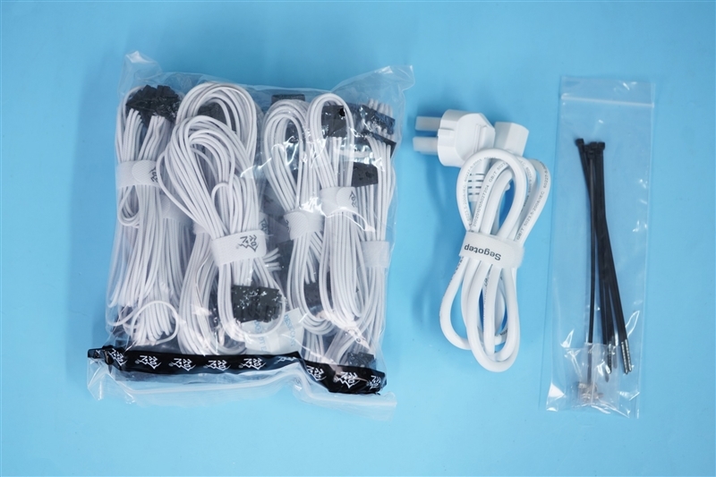 全白颜值 更有性价比!鑫谷昆仑MU-1000G冰山版电源评测:12V满载偏移仅有0.13%