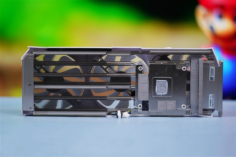 纤薄身材也能满血发挥!耕升RTX 4070踏雪评测:2K游戏通吃的高颜值显卡