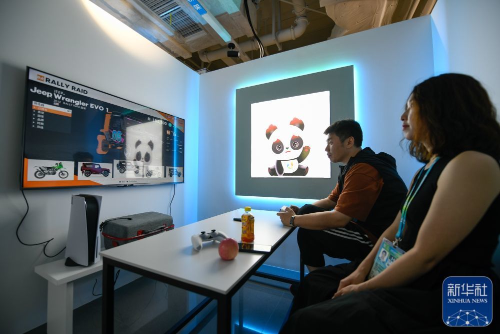 ↑7月14日,媒体工作人员在成都大运会主媒体中心休闲娱乐区内游玩。新华社记者 胥冰洁 摄