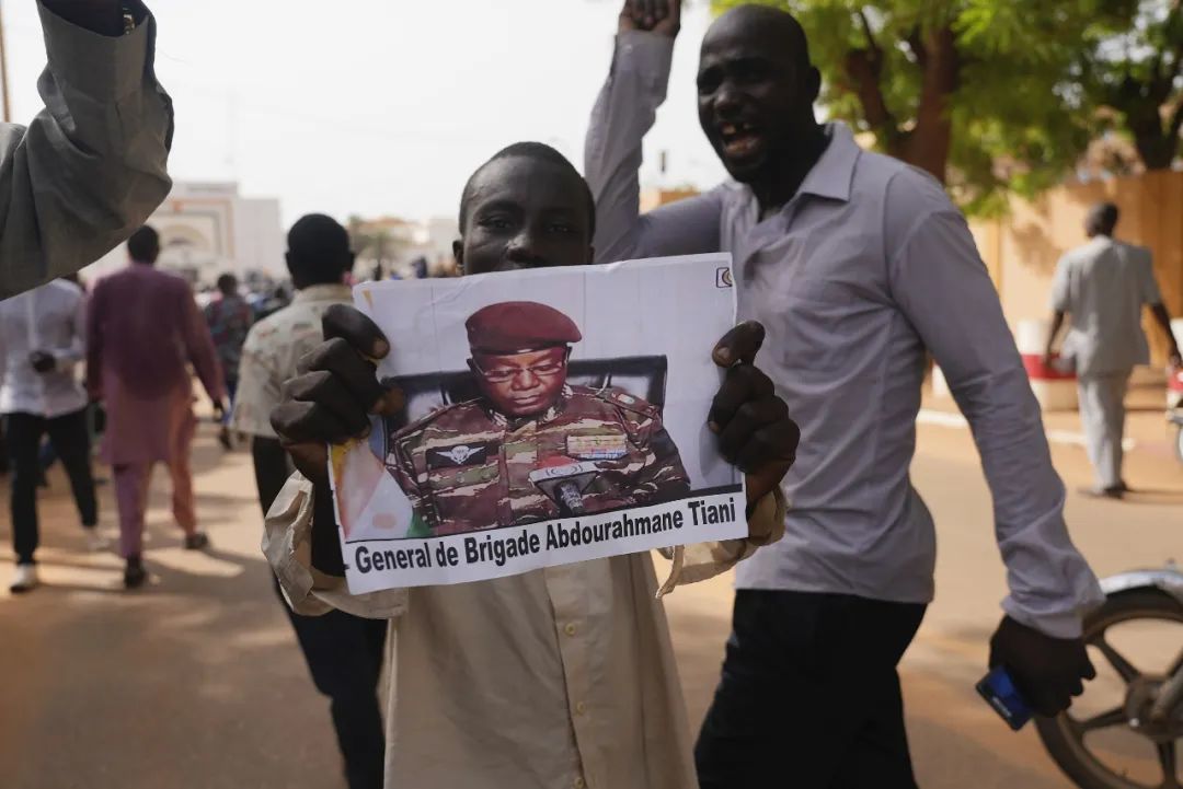▲当地时间2023年7月30日，尼日尔民众参加政变领导人阿卜杜拉赫曼·奇亚尼的支持者召集的游行。（视觉中国）