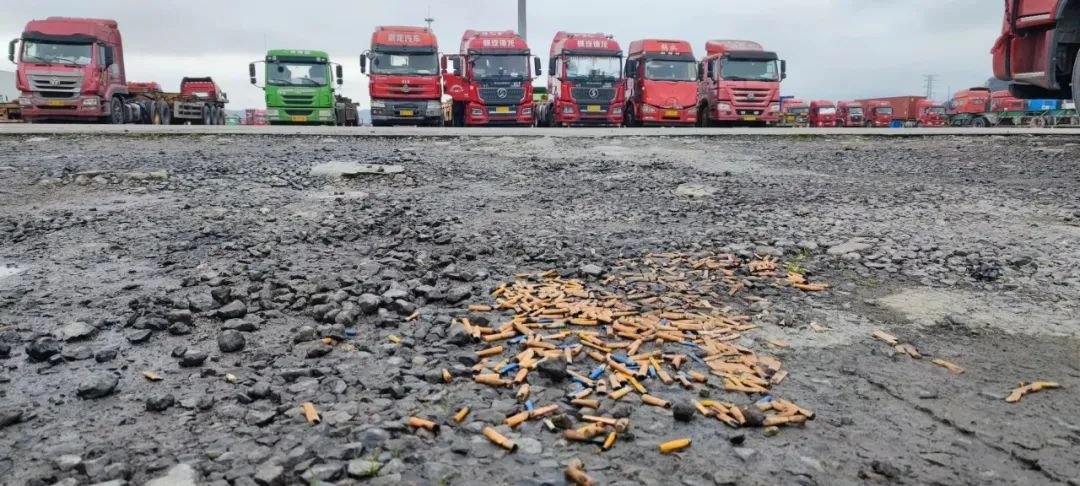 我问生意怎样,师傅指指地上 图源:小巴拍摄