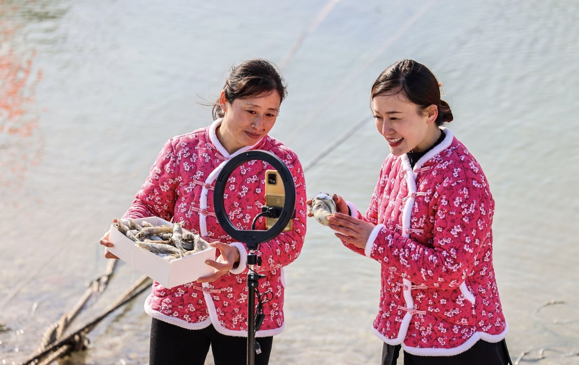资料图:2月14日,山东青岛,主播现场为渔民直播助销海产品(图片来源