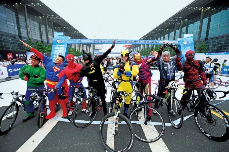 2016年6月10日，江苏无锡。骑手打扮成各种英雄形象，参加一项自行车比赛。（图/视觉中国）