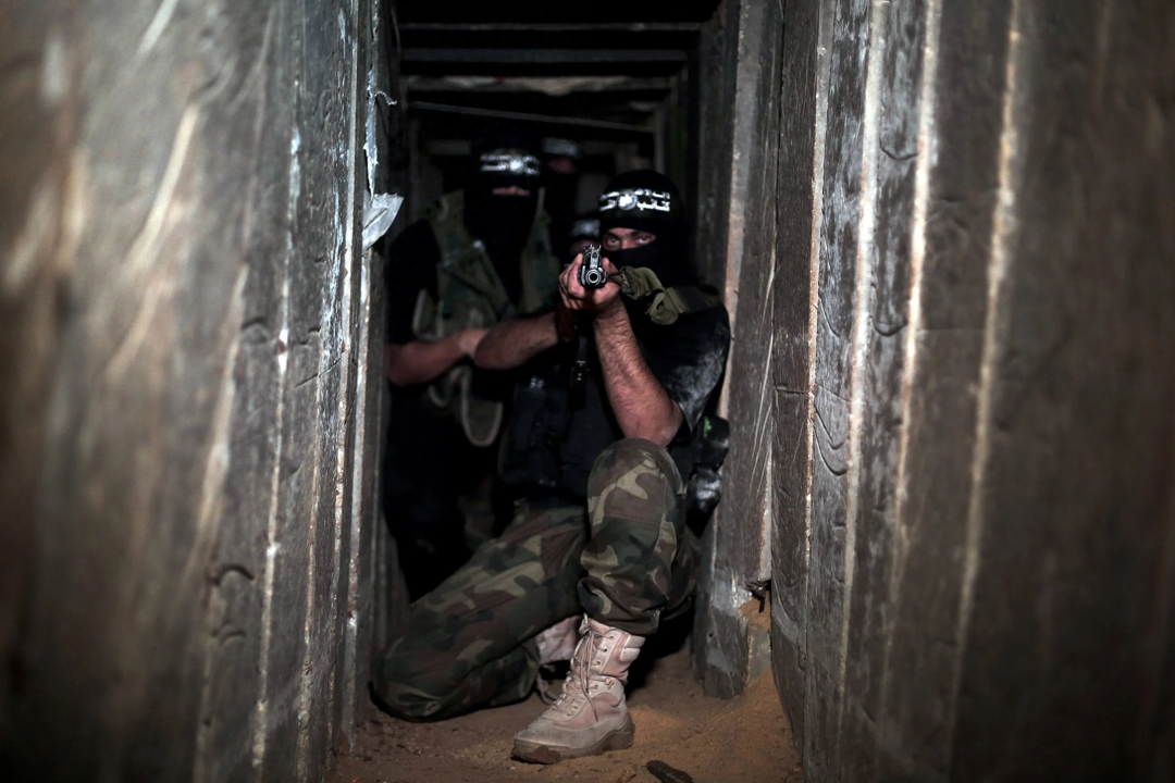◆2014年8月17日，哈马斯下属军事组织卡桑旅在加沙城舒贾亚附近的一条隧道中进行部署。