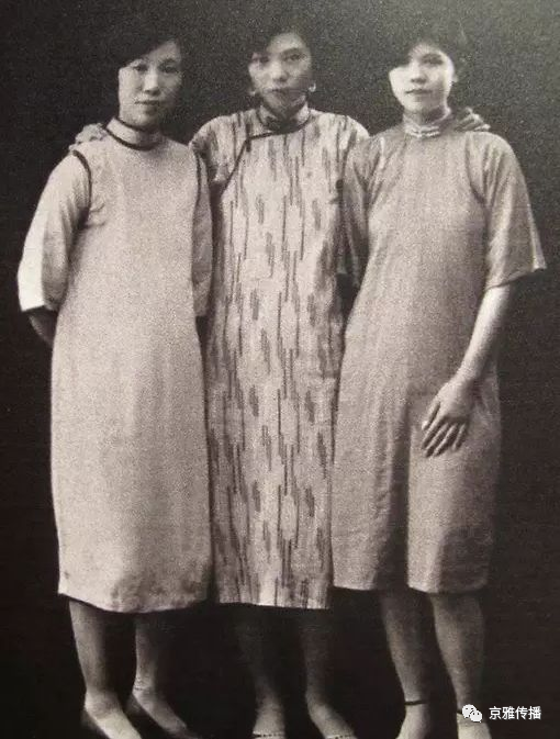 20世纪20年代身着旗袍的女性，左一为旗袍马甲