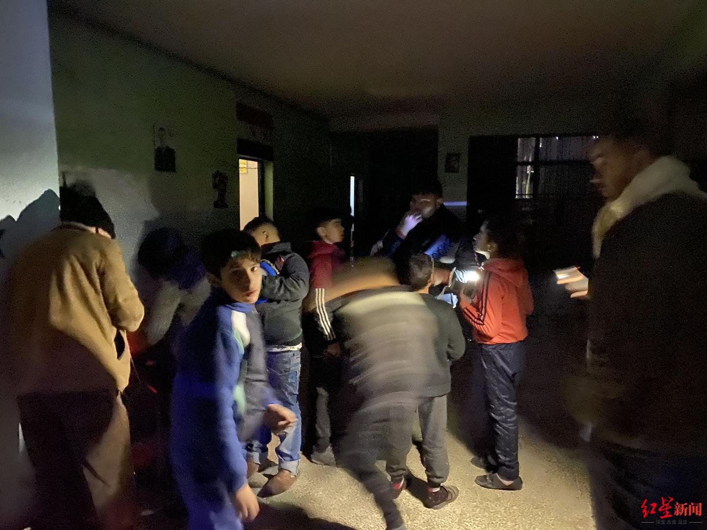 ↑一个小学里住满了流离失所的民众。刘成摄