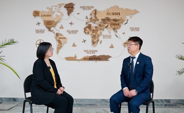 9月23日,新疆日报记者专访了乌兹别克斯坦中国企业商会执行会长刘羽(右一)新疆日报记者 阿尔曼·热扎克摄