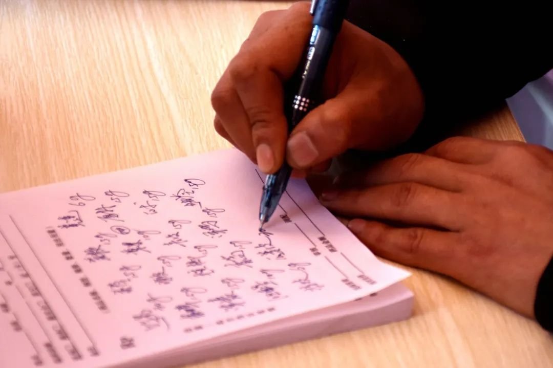 村卫生所医生正在为患者开药 图源:视觉中国