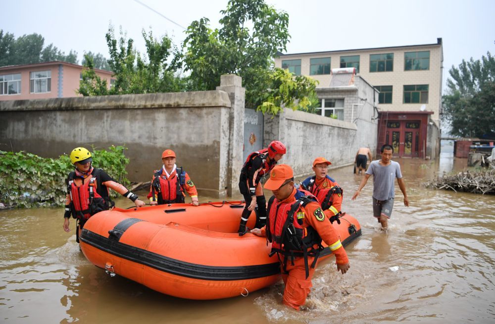 ↑8月3日，衡水市消防救援支队救援人员在涿州市码头镇沙窝村为受灾群众运送物资后准备返回。