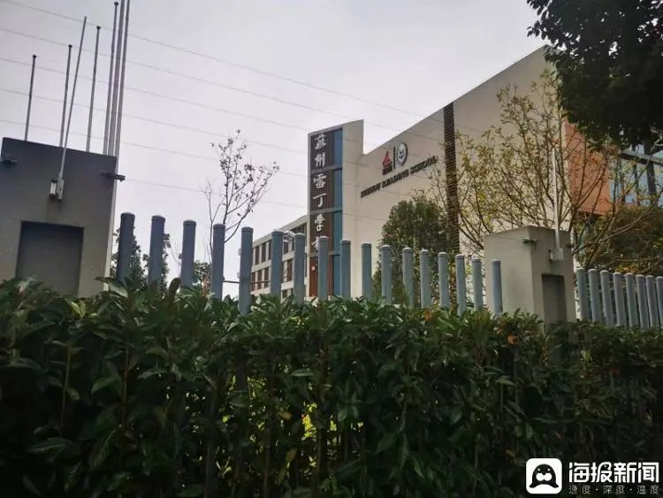 早已建成的学校至今未投入使用，一块场地上已杂草丛生