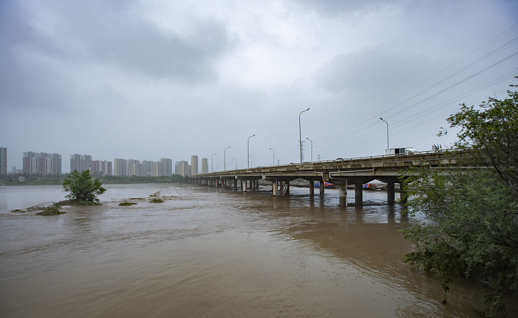 2023年8月1日，北京，永定河石景山段水势迅猛。