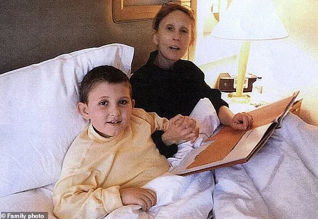 轰动纽约谋杀自杀案:制药大亨曼哈顿酒店杀死8岁自闭症儿子,12年后自杀