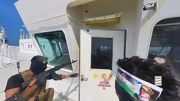 当地时间11月19日，胡塞武装分子在红海附近海域劫持了一艘以色列商人货船。图源：视觉中国