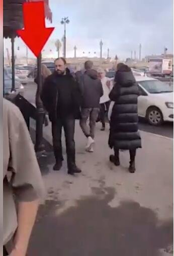 俄媒披露的视频显示，爆炸发生后（箭头标识的）黑衣女子离开事发地