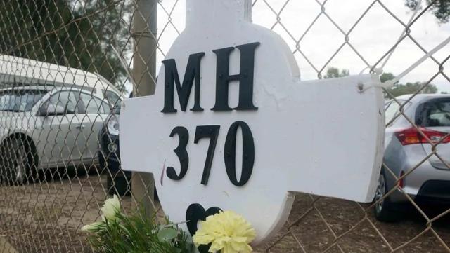 2014年3月26日，澳大利亚珀斯皮尔斯空军机场外，有当地居民悼念马航MH370客机遇难者。中新社记者 洪少葵 摄