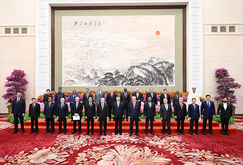 10月18日上午，国家主席习近平在北京人民大会堂出席第三届“一带一路”国际合作高峰论坛开幕式并发表题为《建设开放包容、互联互通、共同发展的世界》的主旨演讲。这是会前，习近平同出席高峰论坛的外国国家元首、政府首脑和国际组织负责人等国际贵宾集体合影。