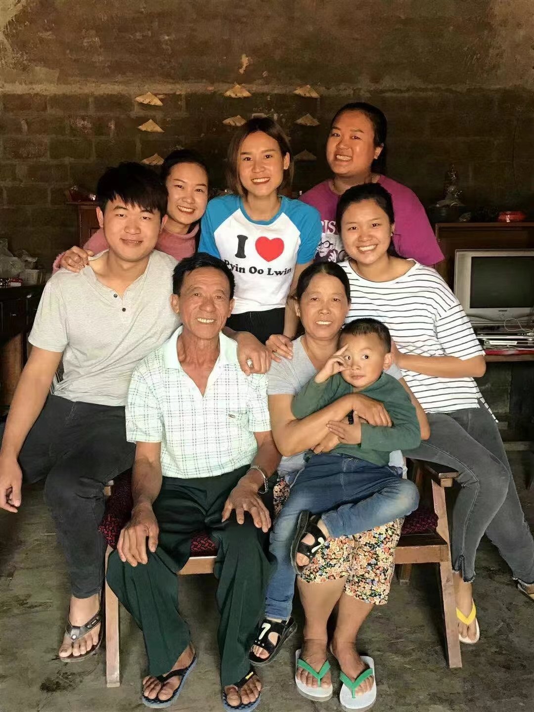 阿芸(图右上角)和家人的合照