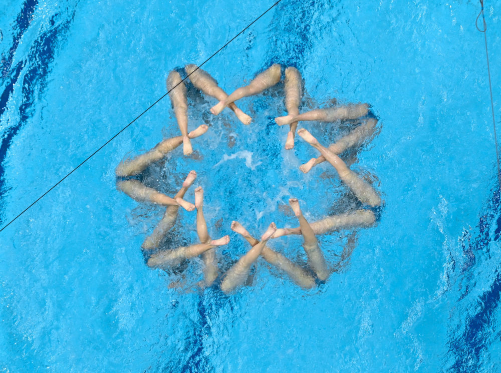 10月8日，中国队夺得花样游泳集体项目冠军。新华社记者 夏一方 摄