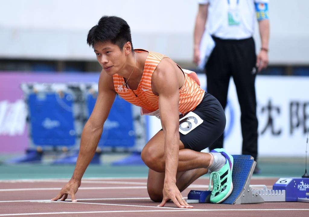 6月29日，浙江队选手谢震业在比赛前准备。最终，他以20秒49的成绩获得冠军。当日，2023年全国田径冠军赛暨世锦赛及亚运会选拔赛男子200米决赛在辽宁省沈阳市举行。新华社记者 龙雷 摄