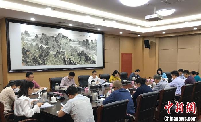 召开项目用地服务协调会。　广西自然资源厅 供图