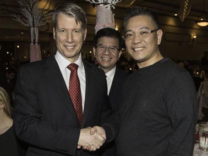 ● 程慕阳(右)与加拿大自由党国会议员代表Andrew Leslie合影
