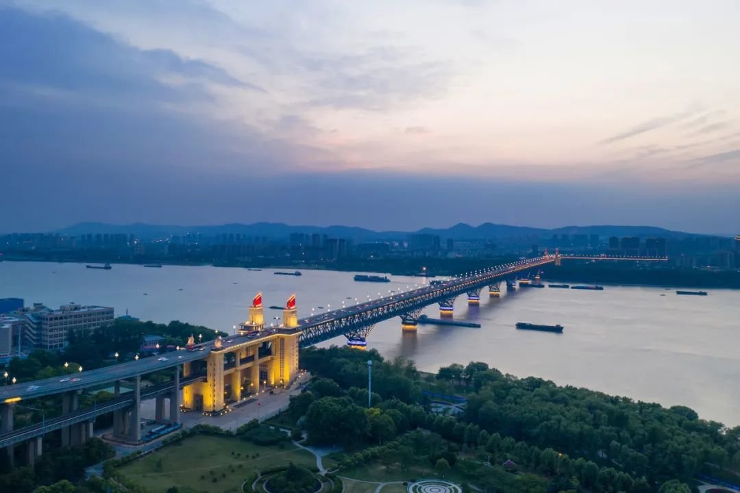 图片|南京长江大桥与滨江景观 · 图虫创意 ©
