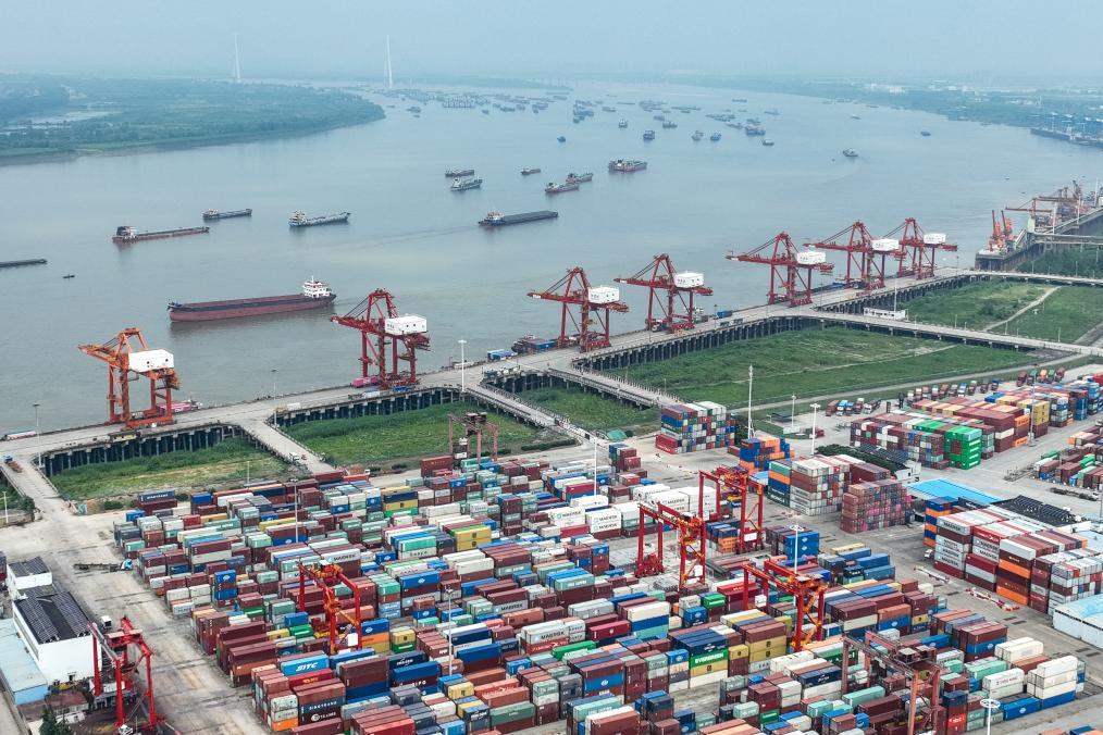 这是武汉长江中游航运中心核心港阳逻港。新华社记者伍志尊 摄