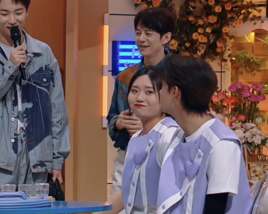 谁懂,他俩一直偷摸手拉手诶 谁懂,他俩一直偷摸手拉手诶