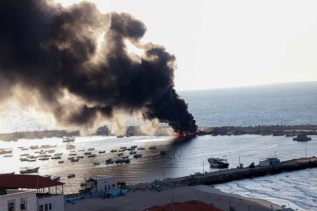当地时间2023年10月10日，加沙城，加沙城港口遭以色列袭击后升起浓烟。