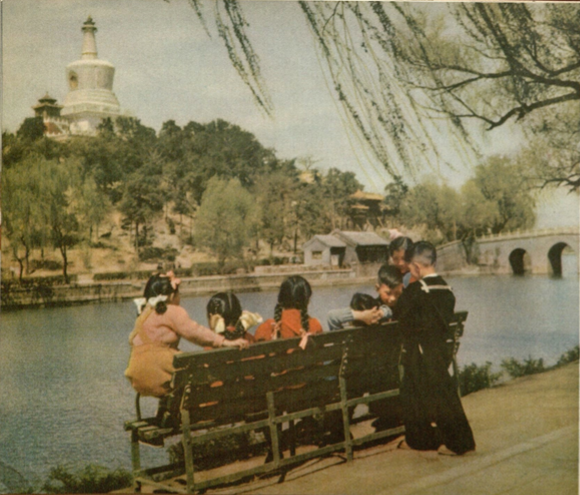 《北海之春》（Spring in Peihai），刊于1954年由外文出版社印行的纪念新中国建立五周年的英文图册《北京》（Peking）。