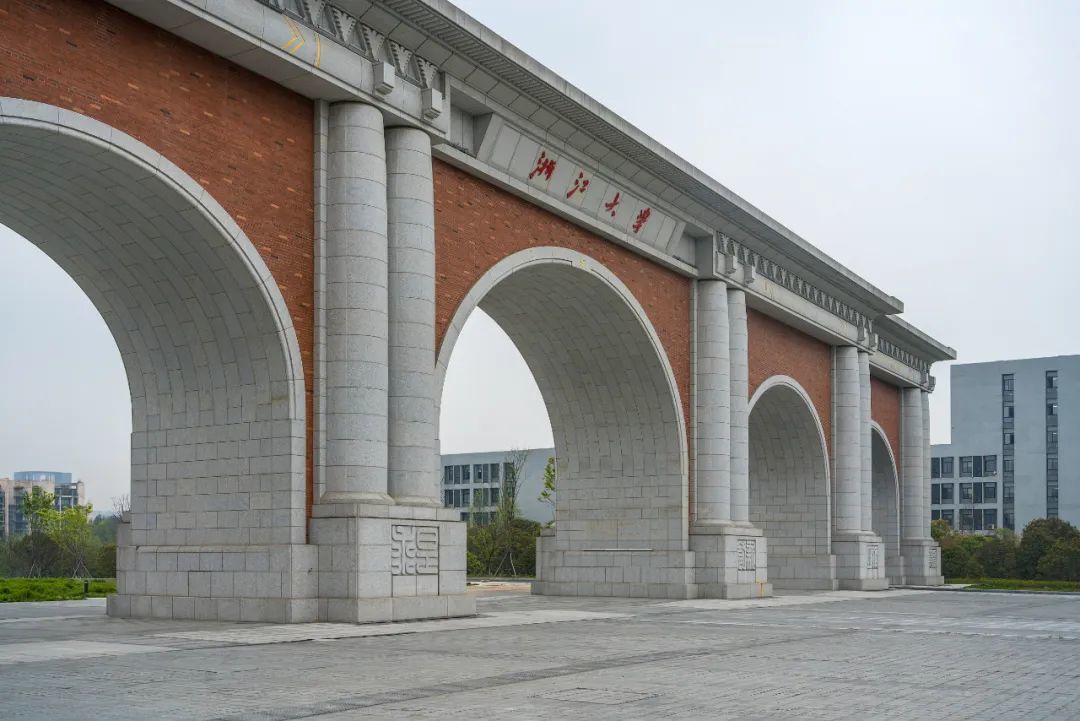 浙江大学今年3月15日起对公众开放,公众通过预约即可入校 图源:视觉中国