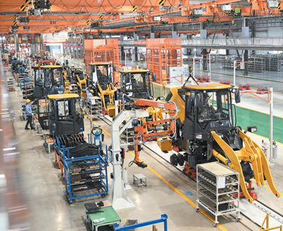 6月2日，广西柳州市柳工装载机灯塔工厂里，工人在升级后的车间里赶制海外订单。黎寒池摄（影像中国）