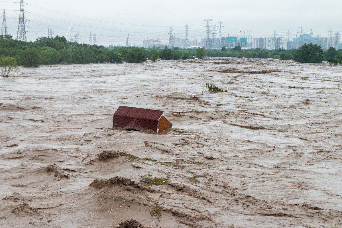 7月31日下午，北京，由于北京连续两日的大雨，积水严重，各河道开闸行洪。图为行洪中的永定河门头沟河段。