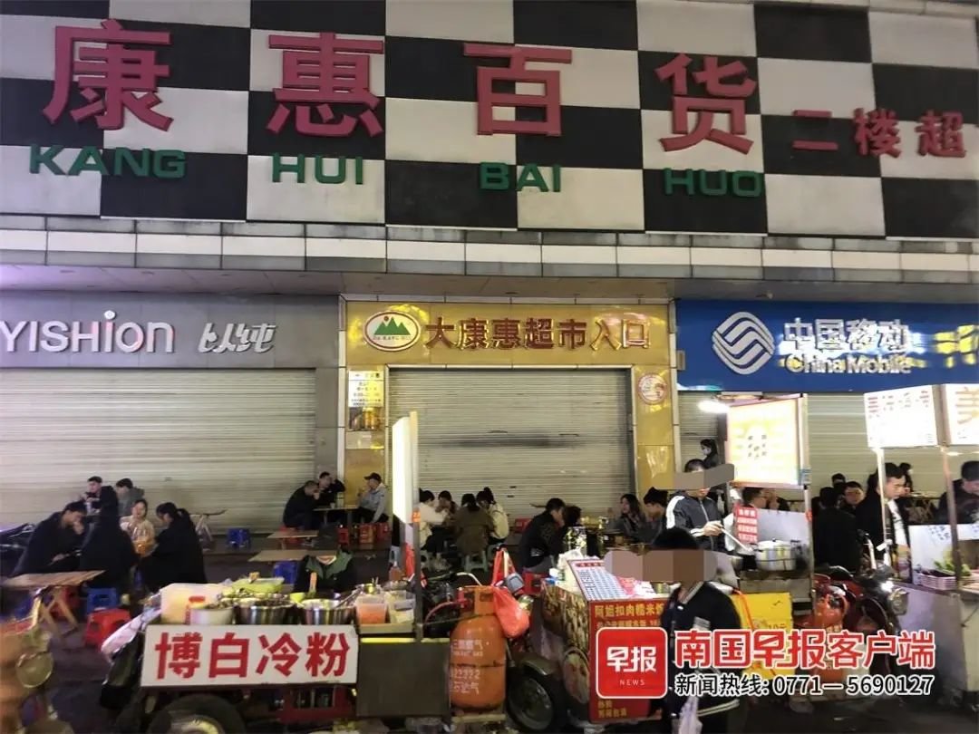 ▲事发现场,不少桌椅摆在超市门口。图为超市闭店后画面。南国早报记者陆旺摄