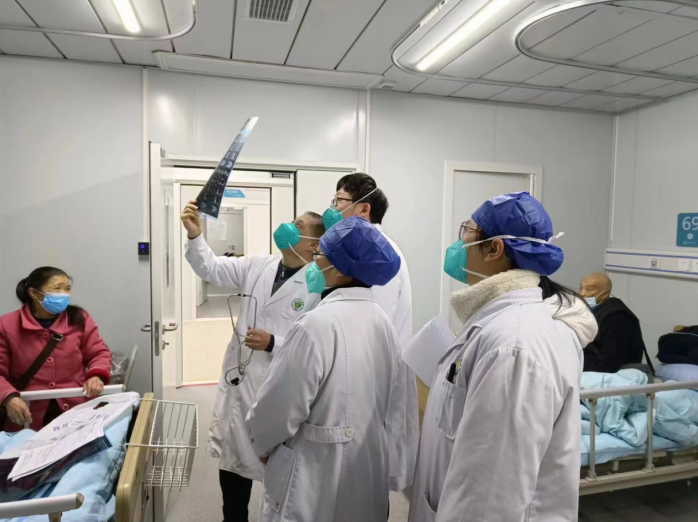 代中全在病房查房,左数第二个人为代中全。图片由受访人提供