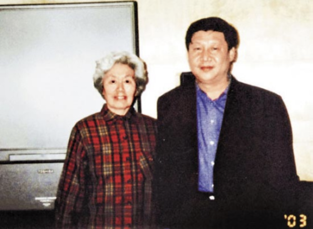 2003年，习近平和陈秋影老师合影。（图源：央视网）