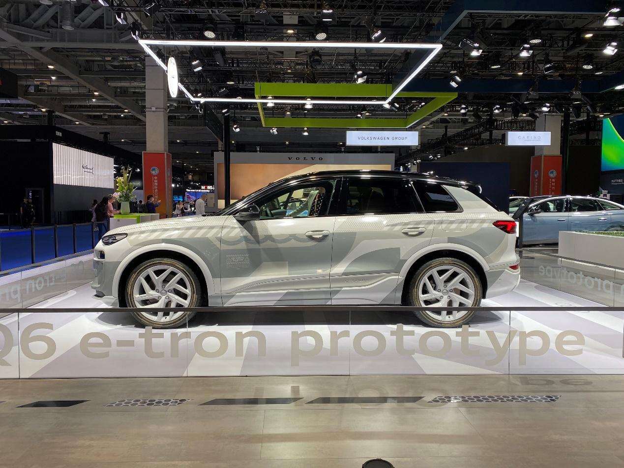 和保时捷同平台 奥迪Q6 e-tron亮相 副驾屏幕有点尴尬