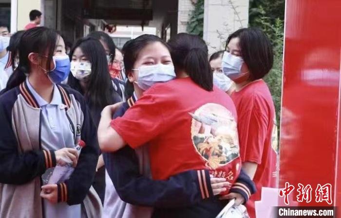 图为：在进入考场前，杭州市钱塘高级中学学生与老师拥抱 杭州市钱塘高级中学供图
