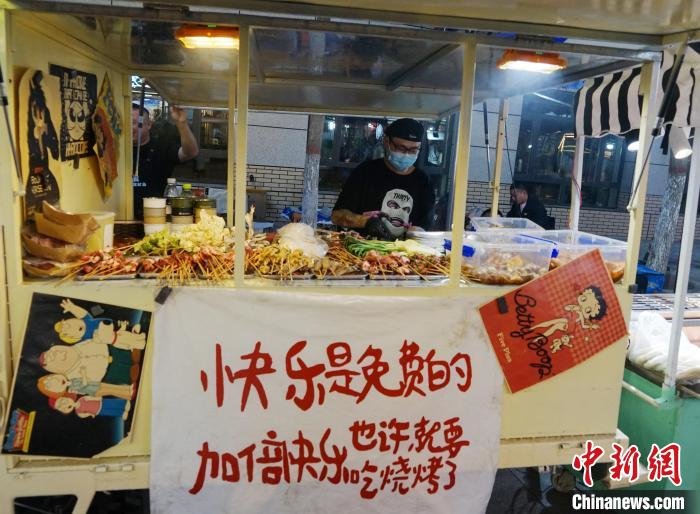 图为西宁市城中区大新街夜市内,商家正在忙碌。 马明天 摄