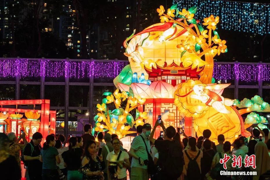 香港中秋灯会亮灯 市民赏灯迎中秋_凤凰网