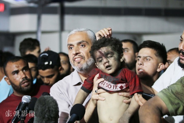 当地时间11月6日，巴以冲突持续，以色列持续空袭加沙地带，受伤的巴勒斯坦民众被送往希法医院。图自澎湃影像